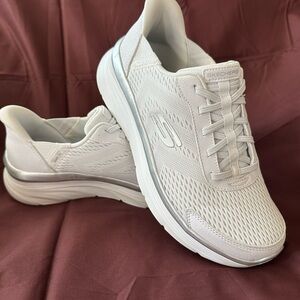 Skechers D’LUX•WALKER Swift fit (slip in) Women's White and Silver Sneakers